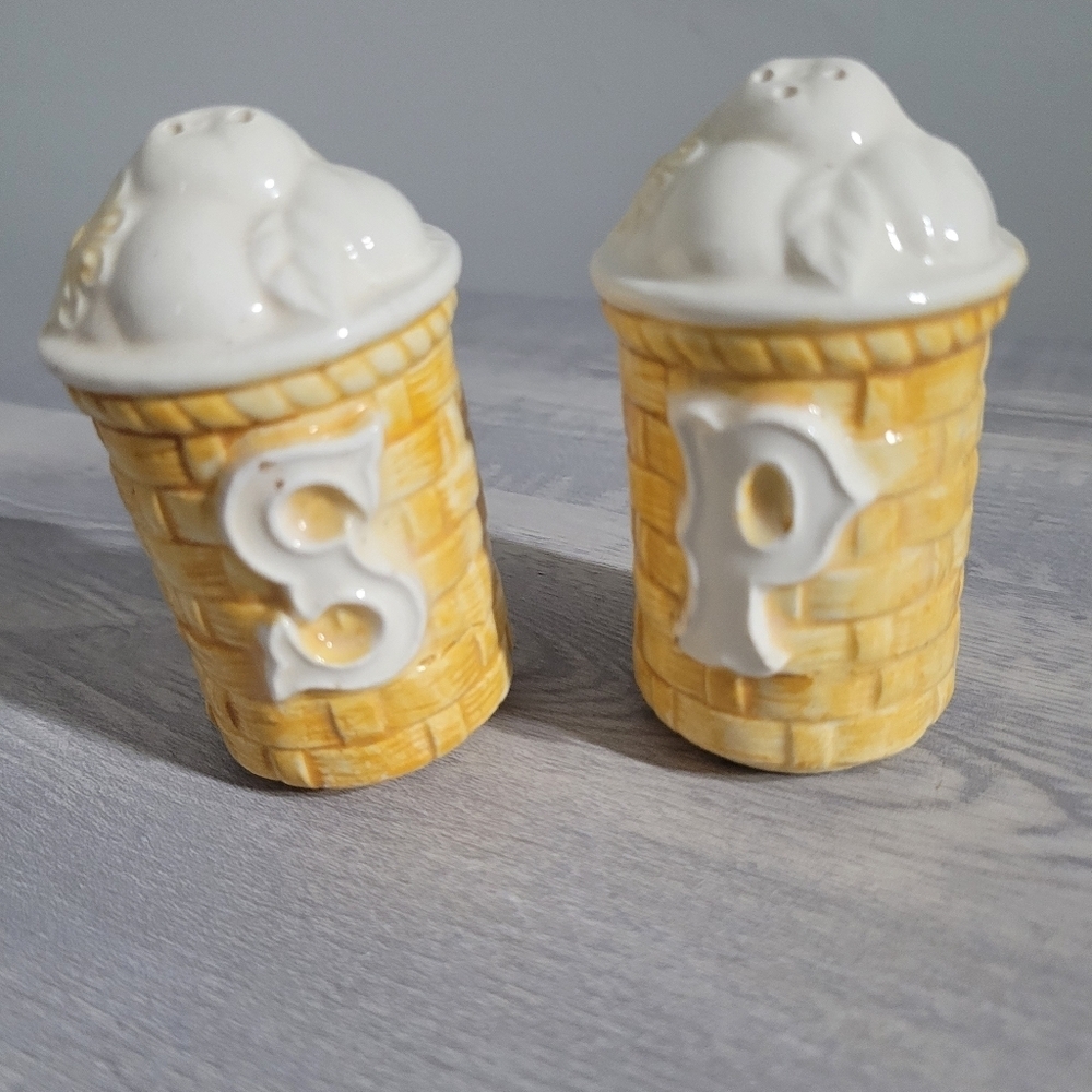 70’s Vintage Retro Salt & Pepper Floral Basket Weave Shakers